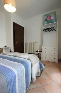 een slaapkamer met 2 bedden en een dressoir. bij B&B i Casali 