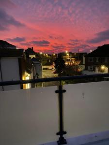 een balkon met uitzicht op de zonsondergang bij 55 High Street in Hastings
