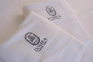 Una toalla blanca con dos dibujos de pan. en Domea Superior Rooms Bed and Breakfast en Reggio Calabria