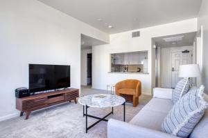 Μια τηλεόραση ή/και κέντρο ψυχαγωγίας στο Palo Alto 2BR w WD Pool Spa near 280 SFO-901