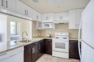Η κουζίνα ή μικρή κουζίνα στο Palo Alto 2BR w WD Pool Spa near 280 SFO-901