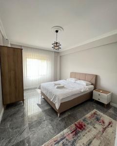 Schlafzimmer mit einem Bett und einem Kronleuchter in der Unterkunft Sapanca Çeşme Villaları in Feyziye