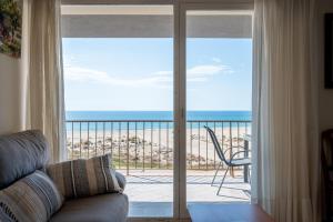 een woonkamer met uitzicht op de oceaan bij AT111 Vistas frontales a la playa la Paella in Torredembarra