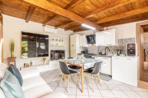 una cucina e un soggiorno con tavolo e sedie di Posizione strategica, Wi-Fi e parcheggio gratuito a Sassari