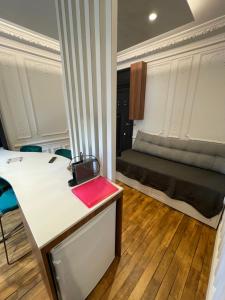 um pequeno quarto com uma cama ao fundo em Appartement en hypercentre Mont Dore em Le Mont-Dore