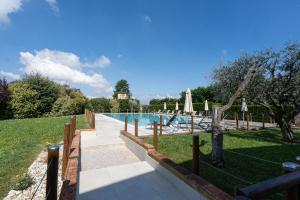 een zwembad in een tuin met een hek bij Azienda Agrituristica Armea in Desenzano del Garda