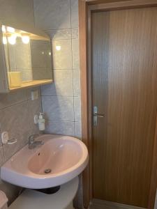 Koupelna v ubytování Apartmani Nina