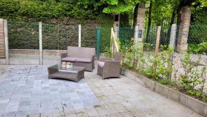 2 sillas y una mesa en el patio en Troubadour24, en Poperinge