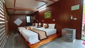um quarto com duas camas num barco em Tam Coc Melody Homestay em Ninh Binh