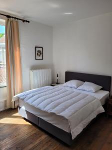 1 cama grande en un dormitorio con ventana en Troubadour24, en Poperinge