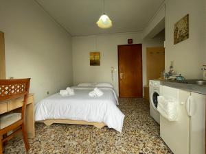 1 dormitorio con 1 cama con toallas en The Beehive 2, en Mytilini