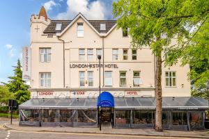 een groot wit gebouw op de hoek van een straat bij London Star Hotel in Londen