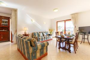 ein Wohnzimmer mit einem Sofa und einem Tisch in der Unterkunft Appartamento Margherita Plus - MyHo Casa in Vieste
