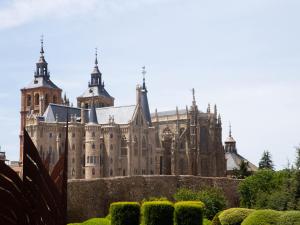 a castle in the middle of a garden at Astorga suites in Astorga