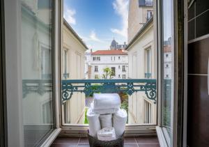 an open window with a view of a city at Nouvel Hôtel in Paris