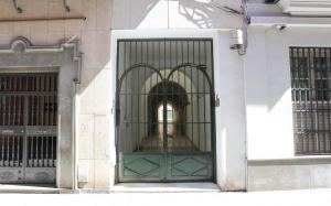zielone drzwi na boku budynku w obiekcie RentalSevilla Alfonso XII II w Sewilli