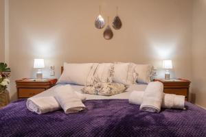 un letto con due cuscini sopra di Estell’s sweet luxury house a Volos