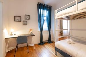 - une chambre avec un bureau et des lits superposés dans l'établissement Bohemian Bakoua & Chesterfield Cottage, hyper-centre, à Metz