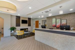 an office lobby with a reception desk and chairs at Best Western North Roanoke in Troutville