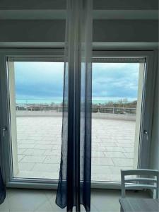 ventana grande con vistas a un patio en Nautilus Appartamenti a mare, en Ortona
