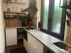 een keuken met een aanrecht en een wastafel bij Casa sole in Stresa