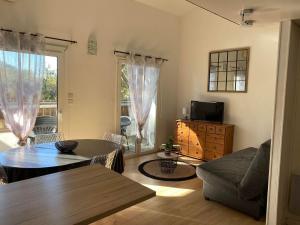 a living room with a table and a couch at Appartement Arès - à 900m du Bassin in Arès