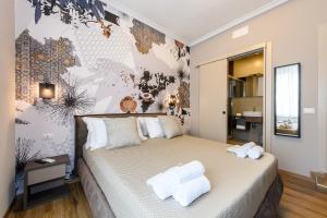 1 dormitorio con 1 cama con toallas en Castro Pretorio, en Roma