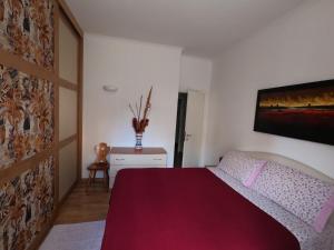 - une chambre avec un lit et une couverture rouge dans l'établissement Mary's House, à Rome