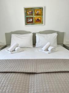 A bed or beds in a room at Vavanos Studios