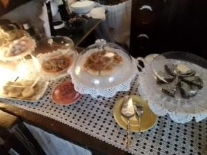 uma mesa com pratos de comida em cima em B&B L' Antica Macina em Quiliano