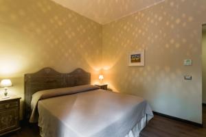 1 dormitorio con 1 cama, 2 mesitas de noche y 2 lámparas en Borgo D'Itria en Monopoli