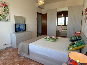 ein Schlafzimmer mit einem Bett und einem TV in der Unterkunft Tropical Apartment in Gallipoli