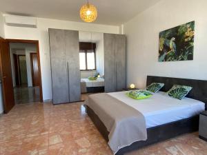 1 Schlafzimmer mit einem großen Bett und einem Badezimmer in der Unterkunft Tropical Apartment in Gallipoli