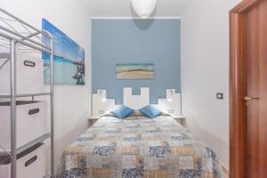 シラクーサにあるVilla Urania by Ortigia Apartmentsの白い部屋にあるベッドのある寝室