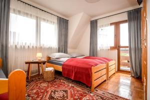sypialnia z łóżkiem i dużym oknem w obiekcie Dom u Waki w Zakopanem