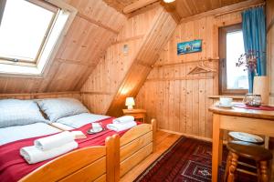 sypialnia z łóżkiem w drewnianym domku w obiekcie Dom u Waki w Zakopanem