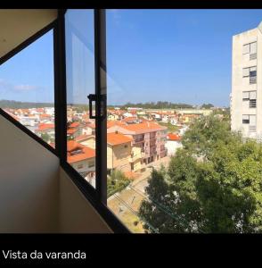 een raam met uitzicht op de stad bij Apartamento Feliz in Figueira da Foz