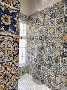 a bathroom with blue and white tiles on the wall at Hydrangea Guest House in Nottingham Road