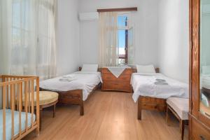a room with two beds and a mirror at Villa Angelos in Nerátza