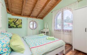 1 dormitorio con cama y ventana en Nice Home In Ruzici With 3 Bedrooms, Wifi And Outdoor Swimming Pool, en Ružići