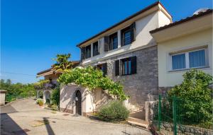 una casa grande con una valla delante en Nice Home In Ruzici With 3 Bedrooms, Wifi And Outdoor Swimming Pool, en Ružići