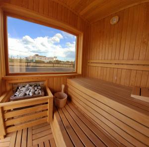 拉瑞的住宿－Oldskool Villas，木制房间中带窗户的桑拿浴室