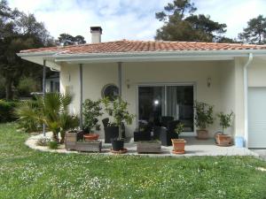 a house with potted plants in front of it at La Palibe in Tarnos