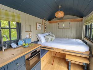ein Zimmer mit einem Bett in der Mitte in der Unterkunft Malbec in Seaview
