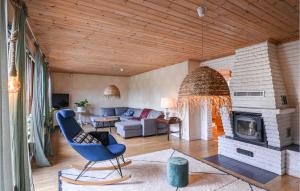 sala de estar con sofá y chimenea en Beautiful Home In Slite With Kitchen en Slite