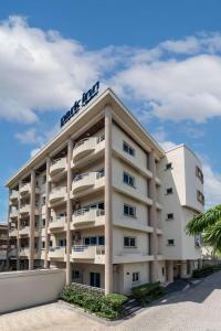 un bâtiment d'hôtel avec un panneau en haut dans l'établissement Park Inn by Radisson, Lagos Victoria Island, à Lagos