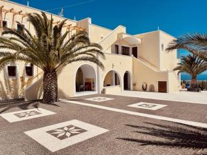 メッサリアにあるVilla Danezisのヤシの木が目の前に広い建物