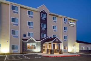 利伯蒂的住宿－Microtel Inn & Suites by Wyndham Liberty NE Kansas City Area，停车场酒店 ⁇ 染