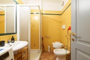 a bathroom with a sink and a toilet at PrimoPiano - Arnolfo in Milan +42 photos