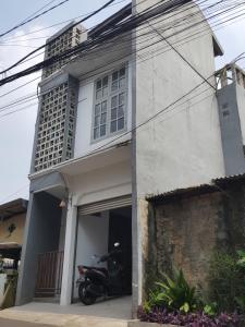El edificio en el que está la habitación en casa particular